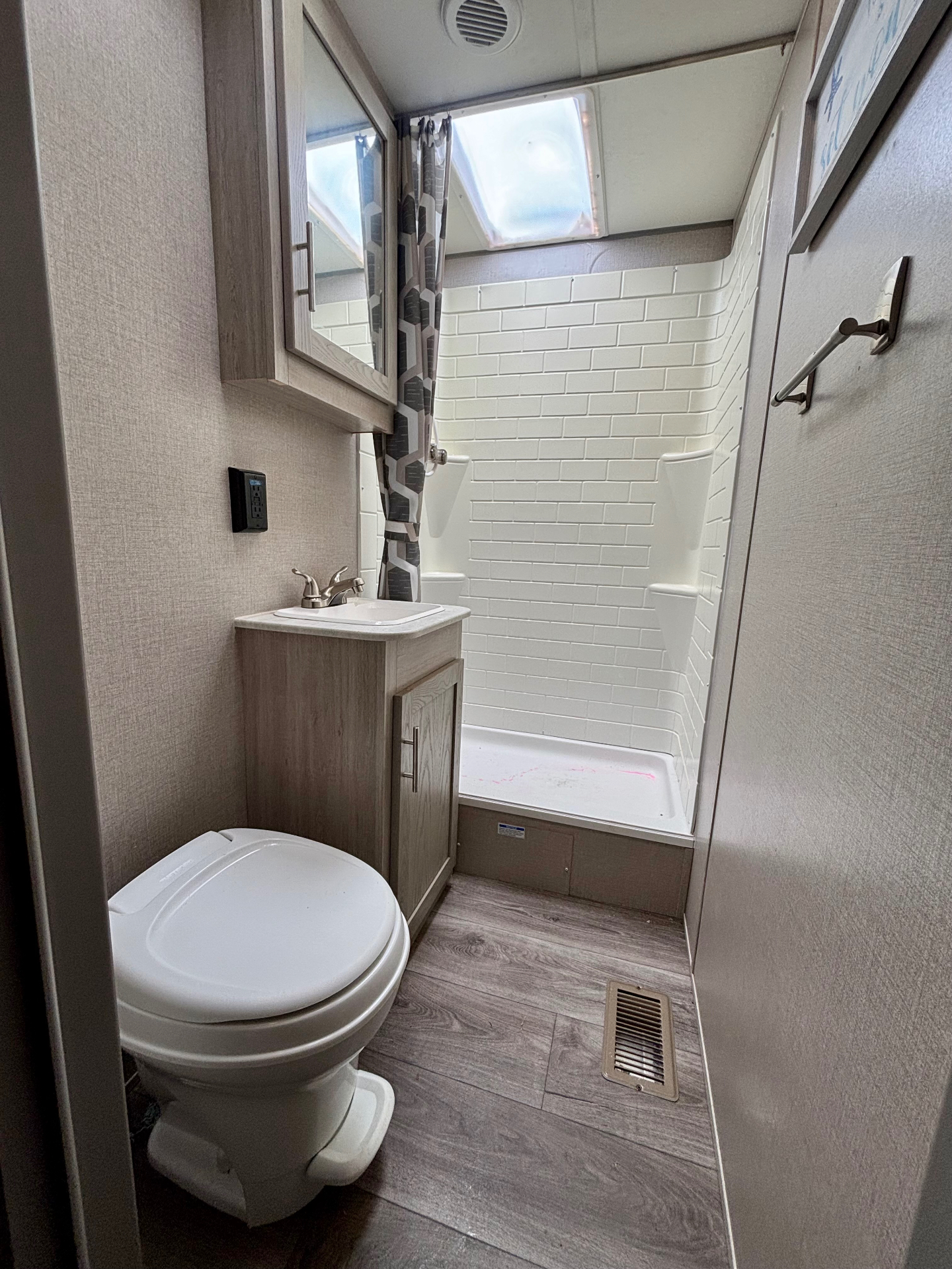 2022 Coachmen Catalina Legacy 303QBCK travel trailer for sale at Triple C Camper Consignment in Kentuckiana — photo 6 of 12