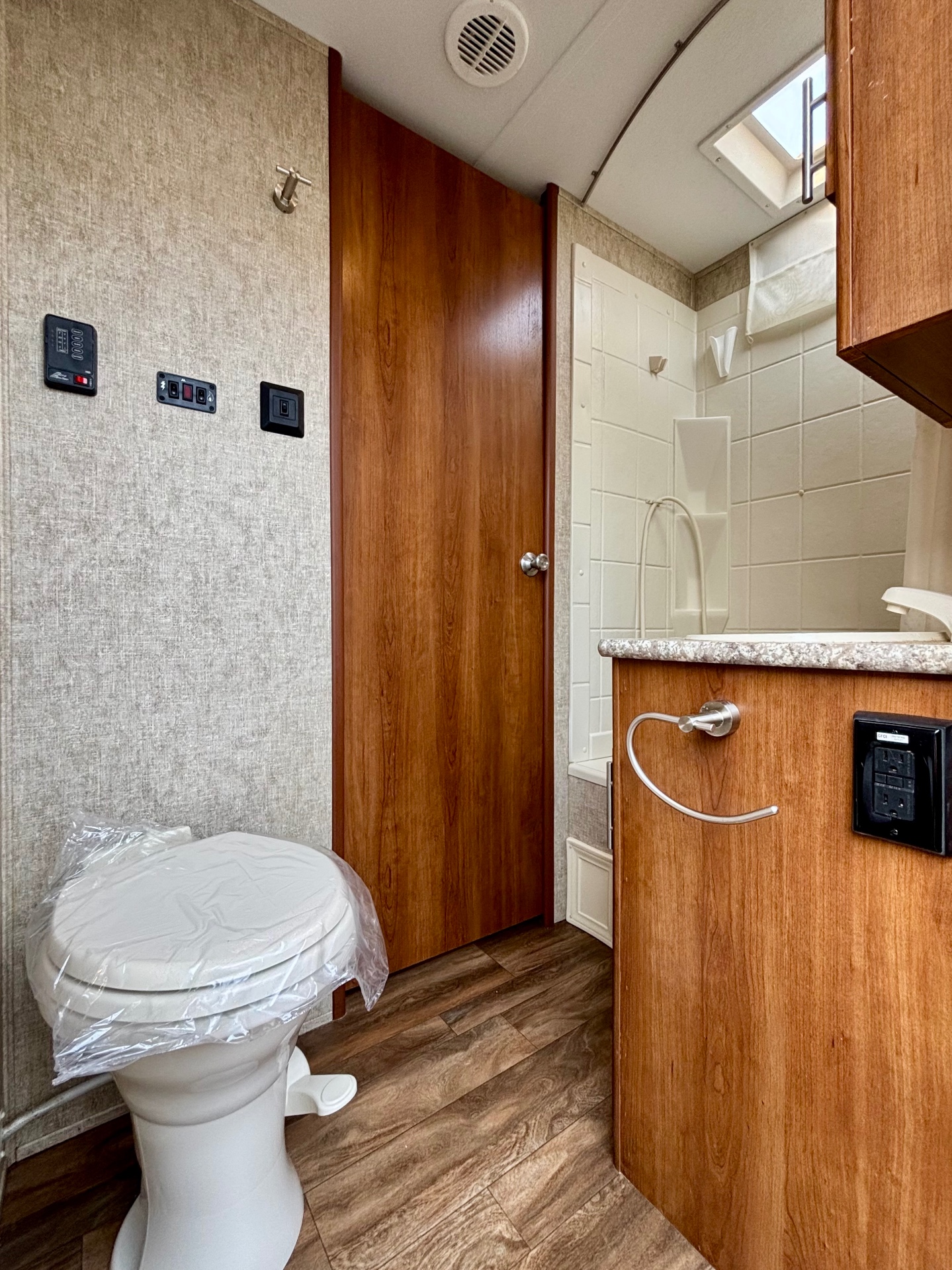 2017 Primetime Lacrosse Luxury Lite 318BHS travel trailer for sale at Triple C Camper Consignment in Kentuckiana — photo 12 of 12